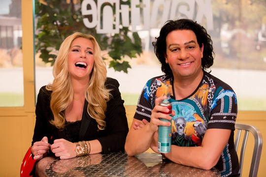 Carlo Boszhard en Irene Moors als Roy Donders en Sylvie Meis in De TV Kantine. Foto Laura Oldenbroek
