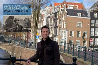 Daan Bartels met de EP-hoes van Wim Sonneveld