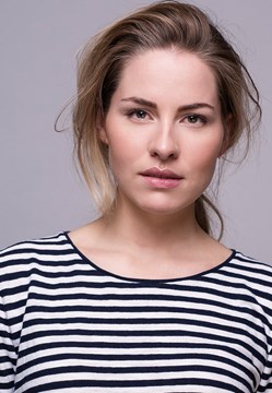 Sanne Langelaar door fotograaf Otto van den Toorn