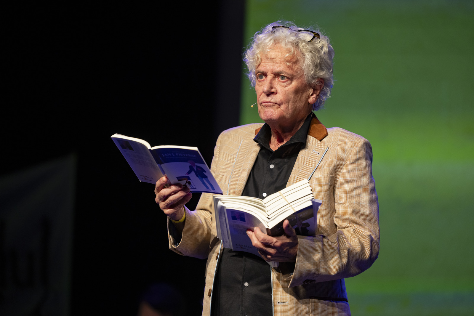 Poezië met een glimlach van Jan J. Pieterse 